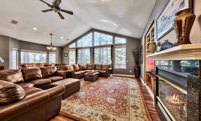 Montgomery Estates Cabin | Spacious 7Br+ Bonus 8th Br, Pool & Foosball Table, 13 Beds, 14 Guests+Kids 5 Years Old and Younger