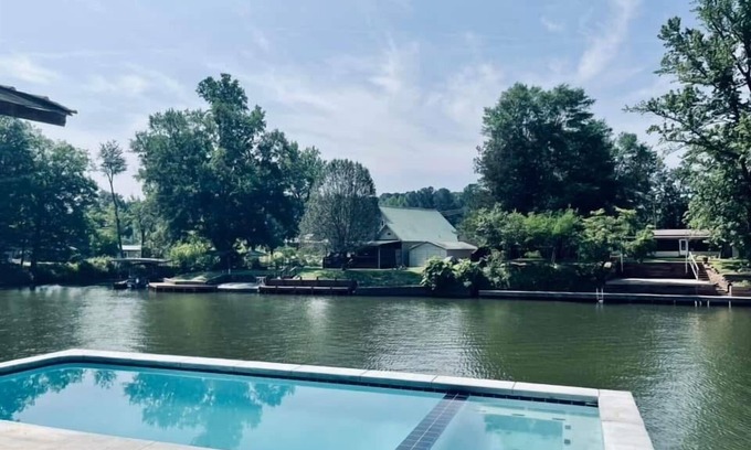 Mid America House | Spacious 8-bedroom house on beautiful Lake Hamilton w pool & theater room