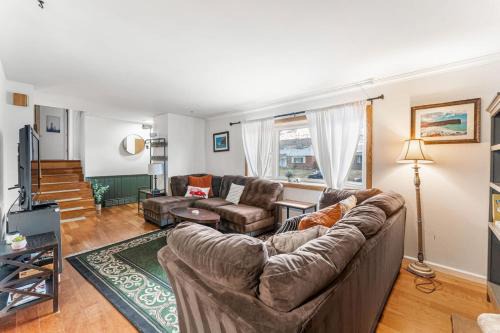 Longmont House | Spacious and Comfy Close to Everything Backyard