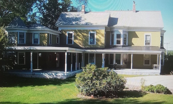 Athol Apartment | Spacious and Cozy 2nd Floor Nest 2 bedrooms