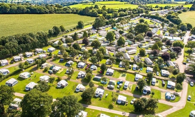 Axminster House | Spacious and luxurious 12ft-wide caravan with one double and two twin.
