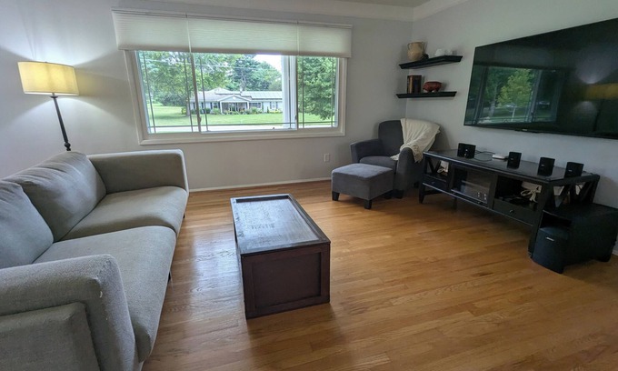 Amberley Village House | Spacious and Peaceful 3-Bedroom House in Cincinnati