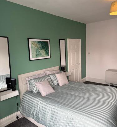 South Shields Apartment | Spacious and stylish Apartment in South Shields, Near the beach, South Tyneside hospital, and Tyne Tunnel, Workers welcome
