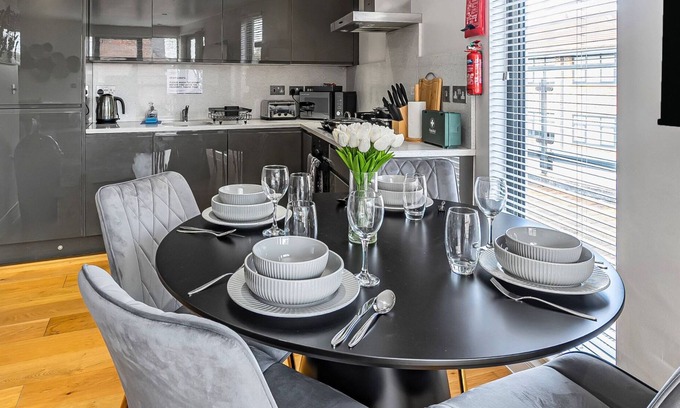 Camberley Apartment | Spacious Apartment, Pet-Friendly, Netflix, Parking