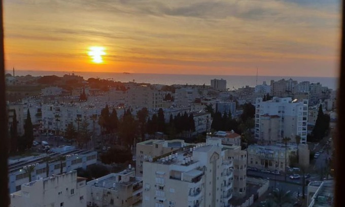 Acre Apartment | Spacious Apt. w/ Seaview, Fireplace & Netflix