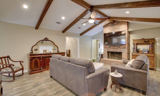 Broadmoor House | Spacious Baton Rouge Home Rental: 12 Mi to LSU!