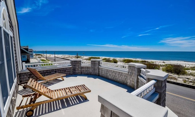 Admiral Estates House | Spacious Beachfront Unit w/Shared Pool