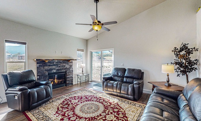 Rye House | Spacious brand new home w/mountain views, gas fireplace & firepit