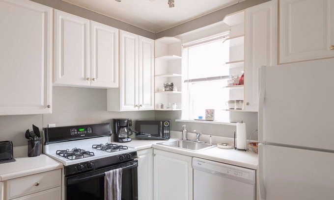 Franz Park House | Spacious & Charming Home, Great for Families! Sleeps up to 8!