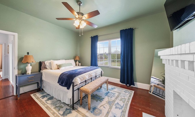 Macon House | Spacious & Charming Home - Walk to Mercer University