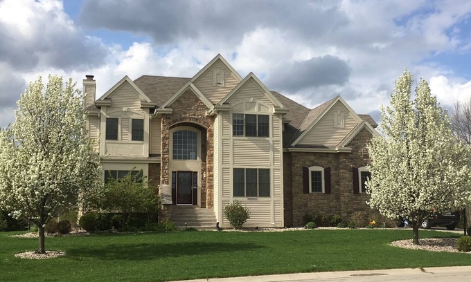 Menomonee Falls House | SPACIOUS COMFORT outside Milwaukee. 3 story 5 bdr.Only 15 min from downtown.