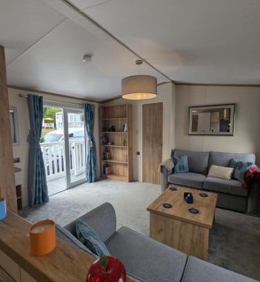 New Forest District Resort | SPACIOUS COMFORTABLE HOLIDAY HOME WITH UNIQUE LAYOUT ON 5 Star SHOREFIELD HOLIDAY PARK