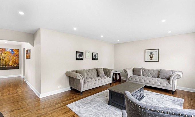 Skokie Apartment | Spacious completely renovated 4BR APT that feels like a HOME in Skokie near mall