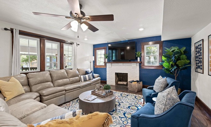 Columbia House | Spacious & Cozy near Downtown ~ HotTub ~ Game Roomn