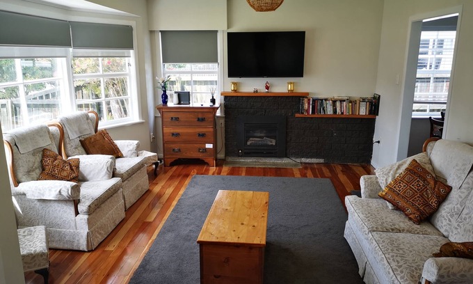 Rotorua House | Spacious Entire Holiday Home 4 BRs (Sleeps 7)