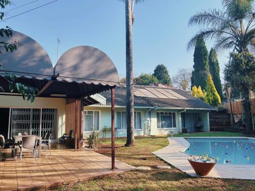 Pretoria House | Spacious Entire House in Menlyn, Sleeps 8, Ideal for Groups