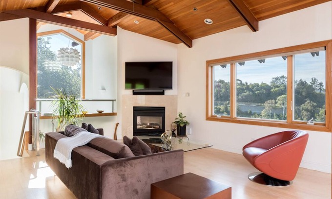 Claremont Apartment | SPACIOUS & EXCLUSIVE HOME