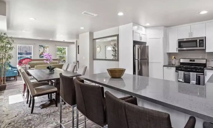 Valencia House | Spacious family home private entry near six flags