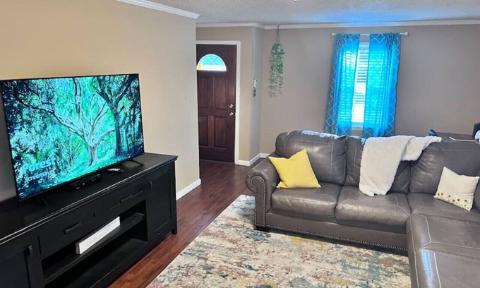 Gadsden House | *Spacious Family Home - Downtown Gadsden!*