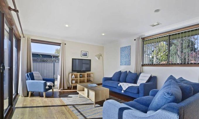 Calare House | Spacious Family Home - Leafy Suburb & Pets Allowed