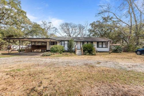 Saint Elmo House | Spacious Farmhouse Ranch Near Mobile