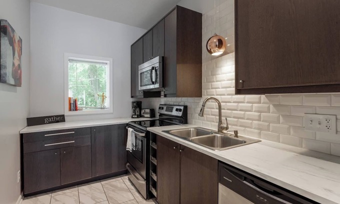 Southmoreland House | Spacious Getaway Near Food and Entertainment | 7/8