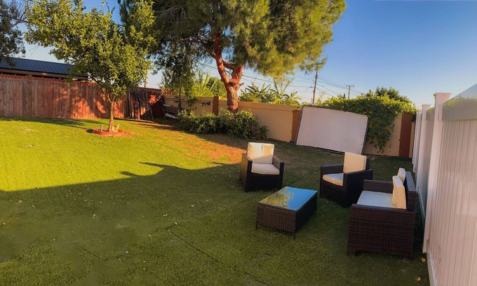 Sherwood Forest and Thistle Development Cottage | Spacious Guest House with Large Backyard