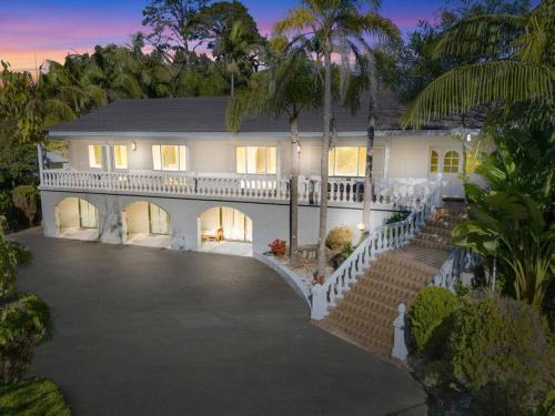 Dural House | Spacious Holiday House in Dural with Tennis Court