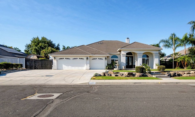 Rosedale House | Spacious Home in Beautiful NW Bakersfield with Pool Table