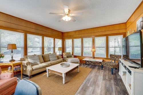 Mount Dora House | Spacious Home with Florida Room about 1 Mi to Lake Dora!