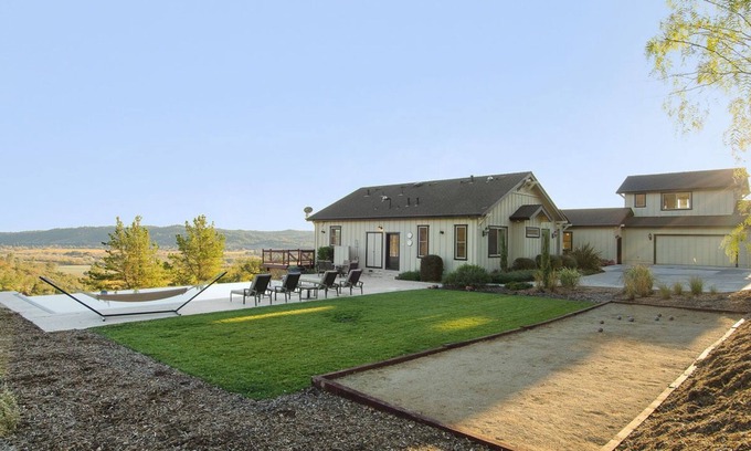 Geyserville House | Spacious Home with Great View and New Infinity Pool/Hot Tub!