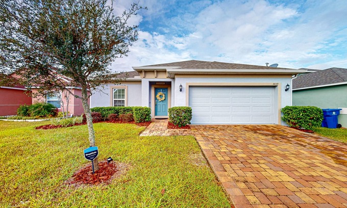 Groveland House | Spacious home with private washer/dryer, WiFi, enclosed yard, and gas grill