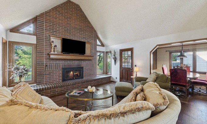 Greenwich House | Spacious House - Fire Pit- Pool Table -Arcade Games- Sleeps up to 16