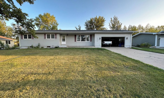 Manvel House | Spacious house in Manvel ND just 10 minutes north from Grand Forks!