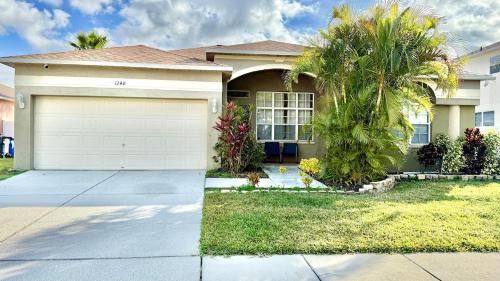 Brandon House | Spacious House with Pool and Hot Tub near Tampa