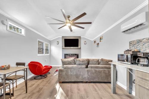 Athens Villa | Spacious King Cottage-Mins from Downtown