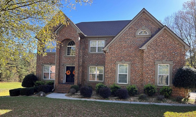 Covington House | Spacious Lake Front Retreat 7bd Slps 14+, Hoops, Gym, Deck, Theater Chez Sah Wah