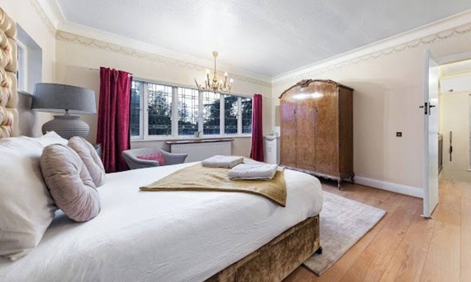 Cranbrook House | Spacious large house with private parking, perfect for families or groups.