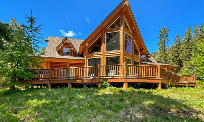 Tamarack Cabin | Spacious Log Cabin Near Tamarack w/Hot Tub!