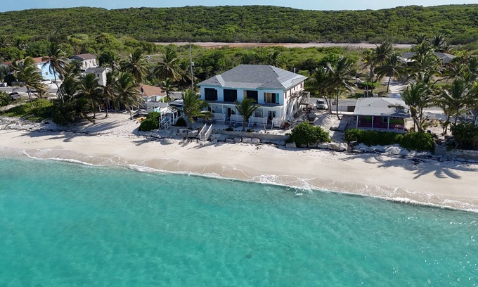 Rokers Point Apartment | Spacious Luxury Beachfront Suite