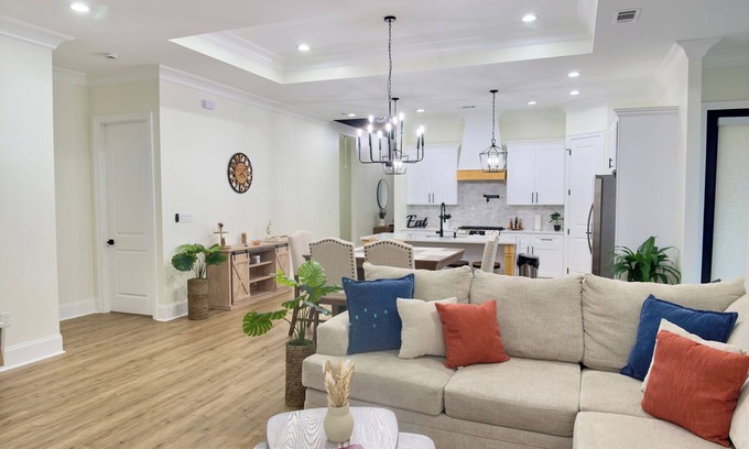 Kenner - Louis Armstrong International Airport House | Spacious Luxury Home - 10 Mins to New Orleans