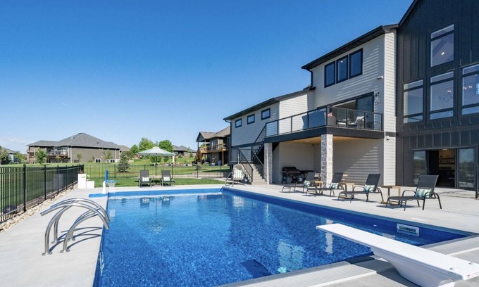 Sioux Falls House | Spacious Luxury Retreat – Private Pool, Gym, 5 Ensuite Bedrooms