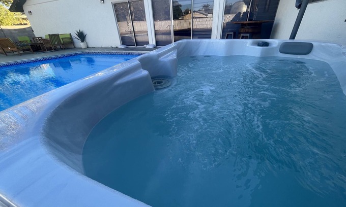 Las Vegas Villa | Spacious & Modern 5Bedroom 3Bath Villa with Private Pool and Hot Jacuzzi