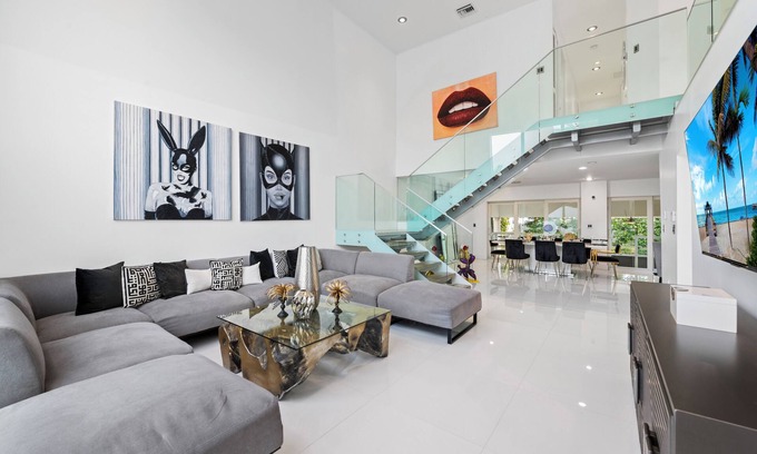 Venetian Islands Villa | Spacious modern 6-bedroom villa in charming venetian islands