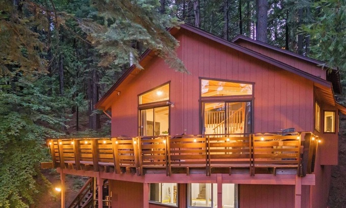 Dorrington Ski Chalet | Spacious modern chalet w/fire pit, BBQ, games, ping pong - 5 min from Big Trees!