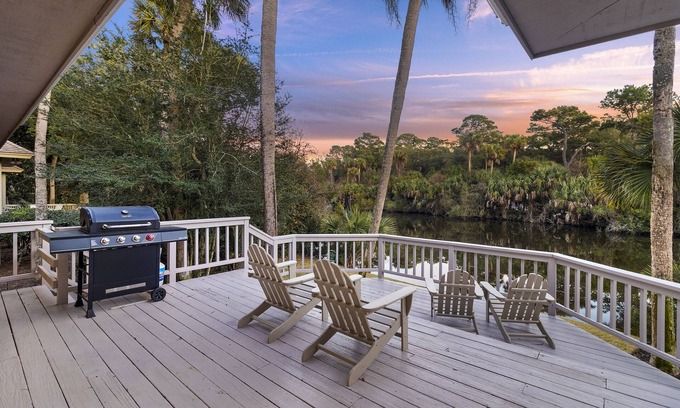 Vanderhorst Plantation House | Spacious & Modern Home- Pond Views, Close to Beach