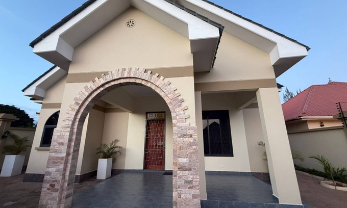 Arusha House | Spacious, modern home between Arusha and Kilimanjaro AP's, includes breakfast.