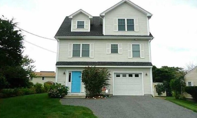 Narragansett House | Spacious MODERN Narragansett Beach House with Water Views & Great Guest Reviews!
