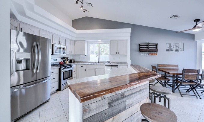 Enterprise House | Spacious Modern/Rustic Home, Minutes from Las Vegas Strip!