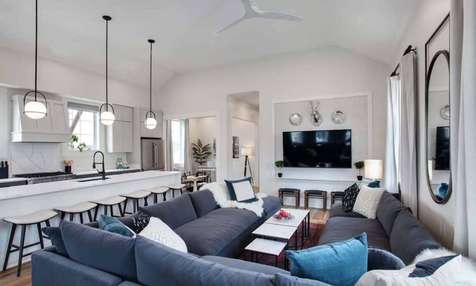 Faubourg Lafayette Hotel | Spacious Modern Unit With Heated Pool